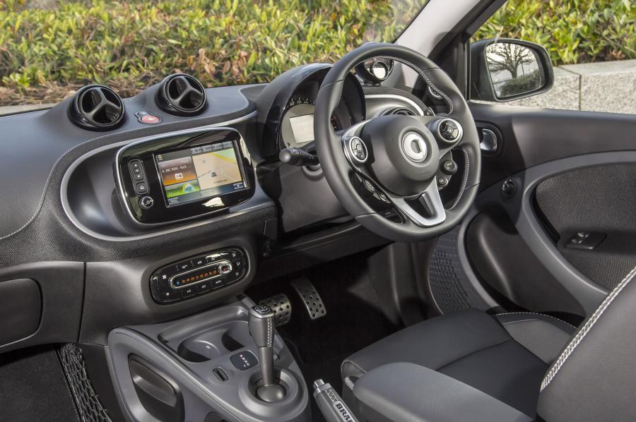 Интерьер Smart ForFour Xclusive by Brabus 2016 года  (UK) (фото 13 из 23)